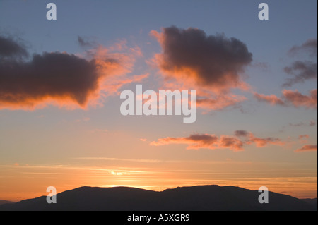 Cumulus-Wolken bei Sonnenuntergang über Ambleside, Lake District, Großbritannien Stockfoto