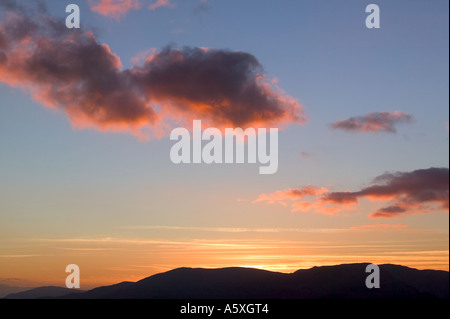 Cumulus-Wolken bei Sonnenuntergang über Ambleside, Lake District, Großbritannien Stockfoto