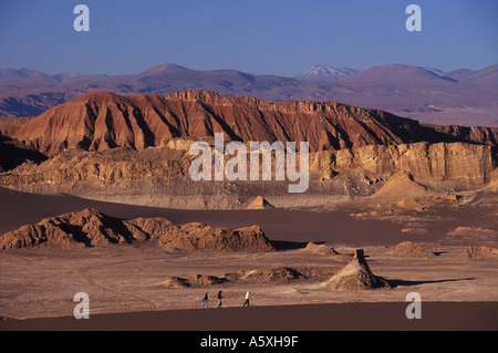 Tal des Mondes. Atacama Desert Valle de la Luna Chile Südamerika Touristen spazieren entlang einer riesigen Sanddüne. 2000 2000er Jahre HOMER SYKES Stockfoto