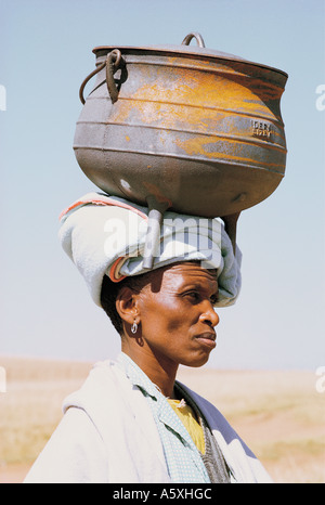 Xhosa-Frau, die einen eisernen Topf auf dem Kopf Natal in Südafrika Stockfoto