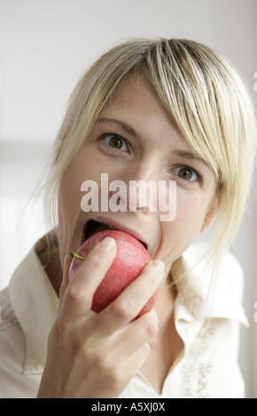 Junge Frau Essen Apfel Porträt hautnah Stockfoto