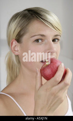 Junge Frau Essen Apfel Porträt hautnah Stockfoto