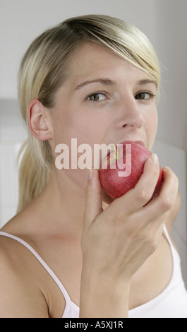 Junge Frau Essen Apfel Porträt hautnah Stockfoto