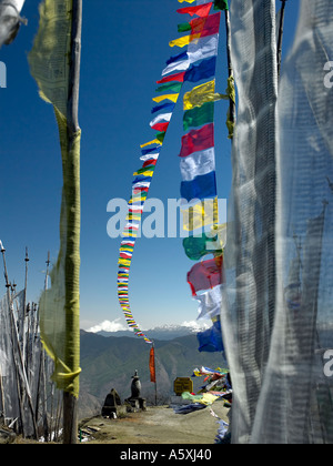 Gebetsfahnen auf einem Hügel in das Königreich Bhutan Stockfoto