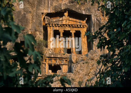 Lykischen Gräber in den Fels in Fethiye (Türkei) geschnitten. Tombeaux Lyciens Taillés Dans le Roc À Fethiye (Turkei). Stockfoto