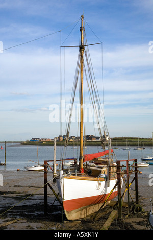 Klassische alte hölzerne Segelschiff vor Anker am Fluss Medway bei Upnor, Kent UK 2007 Stockfoto