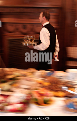 Kellner servieren von Getränken bei einer Dinnerparty verschwommen Bewegung. Stockfoto