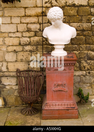 Eine Statue im Hof des Burghley House, Stamford, Lincolnshire UK Stockfoto