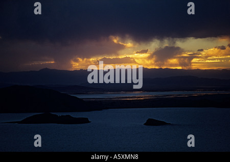 Sonnenuntergang auf dem Titicaca-See von der Insel Amantani (Peru). Coucher de Soleil Sur le Lac Titicaca Depuis l'Île d'Amantani. Stockfoto