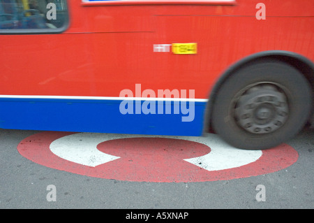 Staus Kosten Zeichen Symbol mit Bus alte Straße Kreisverkehr London England UK Stockfoto