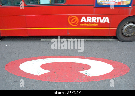 Staus Kosten Schild mit Bus alte Straße Kreisverkehr London England UK Stockfoto