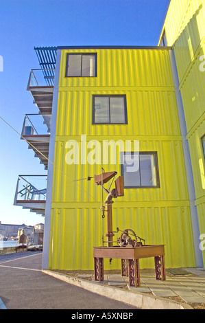 Containerstadt mit Skulptur Trinity Buoy Wharf Orchard Place London UK Stockfoto