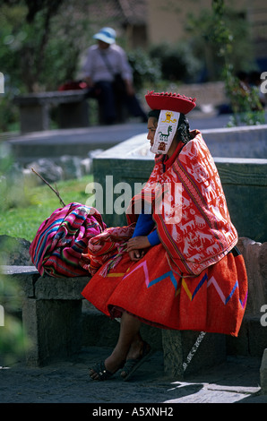 Peruanische Frau, gekleidet in traditioneller Kleidung in Ollantaytambo. Femme Péruvienne En Vêtements Traditionnels À Ollantaytambo. Stockfoto