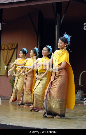 Junge Thai Schauspielerinnen, Tanz und Gesang während einer Woche kulturelle Feierlichkeiten in Bangkok, Thailand. Stockfoto