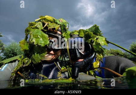Diskreter Ausgang von zwei Tauchern unter den Seerosen. Deux Plongeurs Sous-Marin Dans Les Nénuphars. Stockfoto