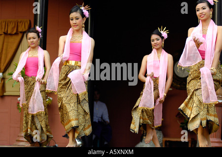 Junge Thai Schauspielerinnen, Tanz und Gesang während einer Woche kulturelle Feierlichkeiten in Bangkok, Thailand. Stockfoto