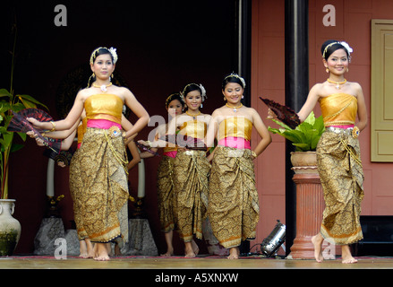 Junge Thai Schauspielerinnen, Tanz und Gesang während einer Woche kulturelle Feierlichkeiten in Bangkok, Thailand. Stockfoto