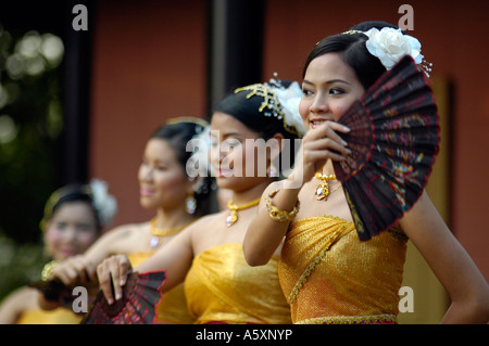 Junge Thai Schauspielerinnen, Tanz und Gesang während einer Woche kulturelle Feierlichkeiten in Bangkok, Thailand. Stockfoto