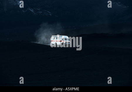Eine schmutzige Straße an den Flanken des Vulkans Ätna (Sizilien - Italien). Piste Sur Les Schmetterlingsabzeichen de Vereinigung (Sizilien - Italien). Stockfoto