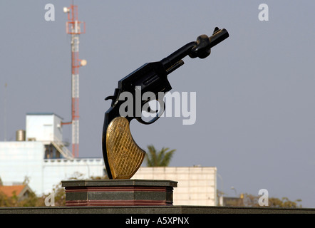 Eine große Waffe mit seinen Lauf verdreht, befindet sich im Zentrum von Phnom Penh, steht als ein markantes Symbol der Anti-Kriegs, Kambodscha. Stockfoto