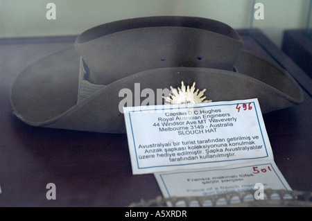 Der Schlapphut von einem australischen ANZAC Soldat auf dem Display in einem Museum auf der Halbinsel Gallipoli, Türkei Stockfoto