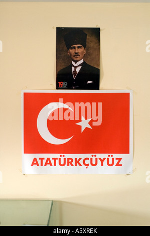 Portrait von Mustafa Kemal Atatürk über eine türkische Fahne in einem kleinen Museum auf der Halbinsel Gallipoli, Türkei. Stockfoto