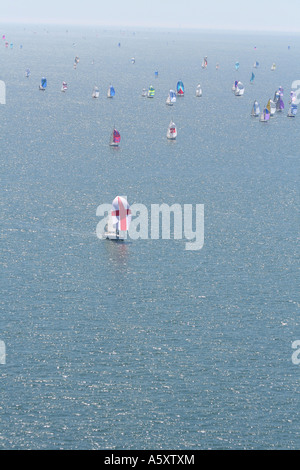 Eine schöne Luftaufnahme der Rpound das Insel-Rennen mit Blei Yatch Spinaker ein St George flag Stockfoto