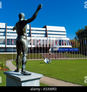 Griechische Statue von Poseidon - Neptun und Europarat Gebäude, Palais de l'Europe, Straßburg, Elsass, Frankreich, Europa Stockfoto
