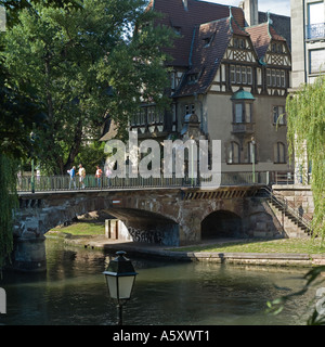 St Etienne Brücke über die Ill und Alfred Marzolff Haus am Lycée des Pontonniers, internationale High School, Straßburg, Elsass, Frankreich, Europa, Stockfoto