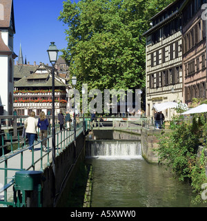 Fußgängerbrücke und Schleuse am Fluss Ill, Fachwerkhäuser, Stadtteil La Petite France, Straßburg, Elsass, Frankreich, Europa Stockfoto