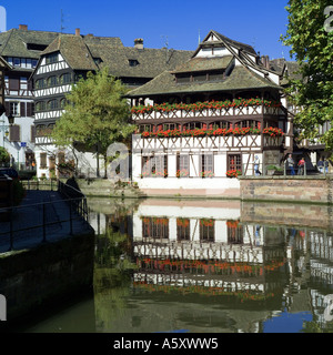 'Maison des Tanneurs' Tanners' House Restaurant, Fachwerkhaus und Ill River, La Petite France District, Strasbourg, Alsace, Frankreich, Europa Stockfoto