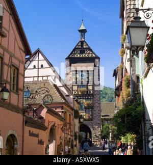 Hauptstraße mit Dolder Turm, 13. Jahrhundert Stadttor, Riquewihr, Elsass, Frankreich Stockfoto