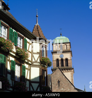 Loewert Haus, 16. Jahrhundert, und Ste Croix romanische Kirche, 13. Jahrhundert, Kaysersberg, Elsass, Frankreich Stockfoto