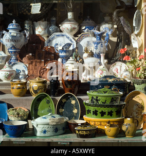 Antiquitätenhändler im Freien mit alten Töpferstücken und Geschirr, Elsaß, Frankreich, Europa Stockfoto