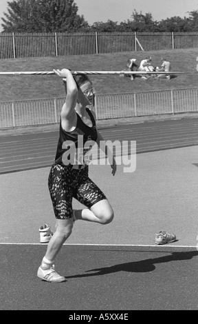 Teenager-Mädchen-Athlet im Speerwurf-Wettbewerb im Alexander Stadium, Birmingham, UK 1990 Stockfoto