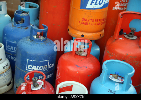 Butan und Propan Gasflaschen auf einem Boot Werft Essex England UK Stockfoto