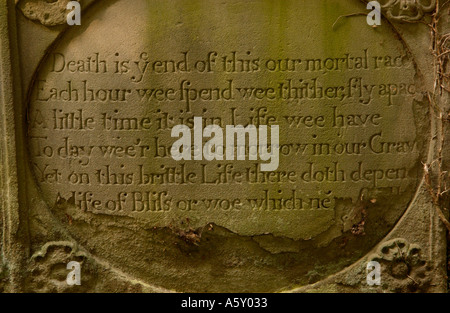 Inschrift auf einen Grabstein aus dem 18. Jahrhundert bei St. Jerome Kirche Llangwm Monmouthshire South Wales UK GB Stockfoto