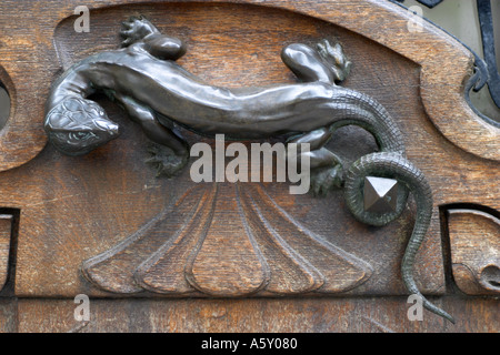 Ornamentale Eidechse auf Tür 29 Avenue Rapp Paris Frankreich Stockfoto