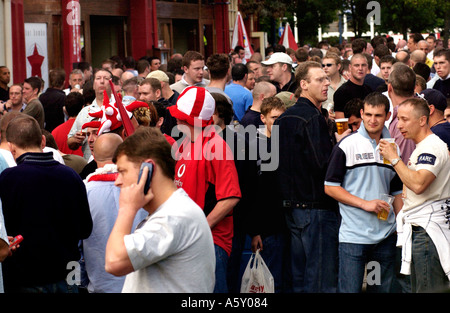 Große Schar von Manchester United Fußball-Fans in der Stadt für das FA-Cup-Finale trinken außerhalb auf Mill Lane Cardiff South Wales UK Stockfoto