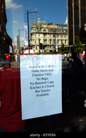FA Cup-Finale Zeichen auf einem Manchester United Pub Fenster im Stadtzentrum von Cardiff Wales UK Stockfoto