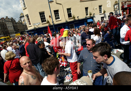 Große Schar von Manchester United Fußball-Fans in der Stadt für das FA-Cup-Finale trinken außerhalb auf Mill Lane Cardiff South Wales UK Stockfoto