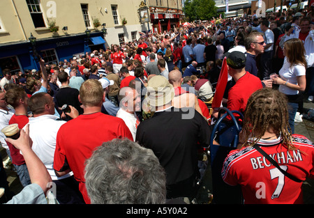 Große Schar von Manchester United Fußball-Fans in der Stadt für das FA-Cup-Finale trinken außerhalb auf Mill Lane Cardiff South Wales UK Stockfoto