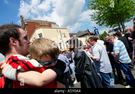 Große Schar von Manchester United Fußball-Fans in der Stadt für das FA-Cup-Finale trinken außerhalb auf Mill Lane Cardiff South Wales UK Stockfoto