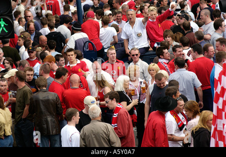 Große Schar von Manchester United Fußball-Fans in der Stadt für das FA-Cup-Finale trinken außerhalb auf Mill Lane Cardiff South Wales UK Stockfoto