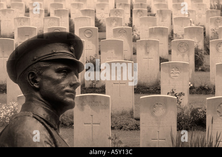 Gegenüberstellung von WW1 Statue von London gegen Heiligtum Holz Militärfriedhof in Belgien Stockfoto