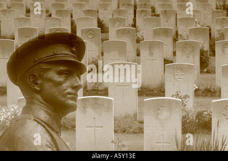 Gegenüberstellung von WW1 Statue von London gegen Heiligtum Holz Militärfriedhof in Belgien Stockfoto