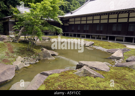 Teich und Garten im Engakuji-Tempel in Kamakura in der Nähe von Tokio Japan Stockfoto