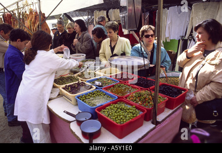 Ein Marktstand Oliven in der Stadt von Camprodon, Katalonien, Spanien zu verkaufen. Stockfoto