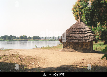 Traditionelle afrikanische Lehmhaus mit Grasdach vom Nil in Juba, Südsudan Stockfoto