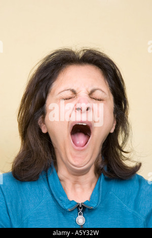 Applying Asiatin Gähnen Stockfoto